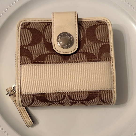 Coach Handbags - Coach signature med zip around wallet BNWT